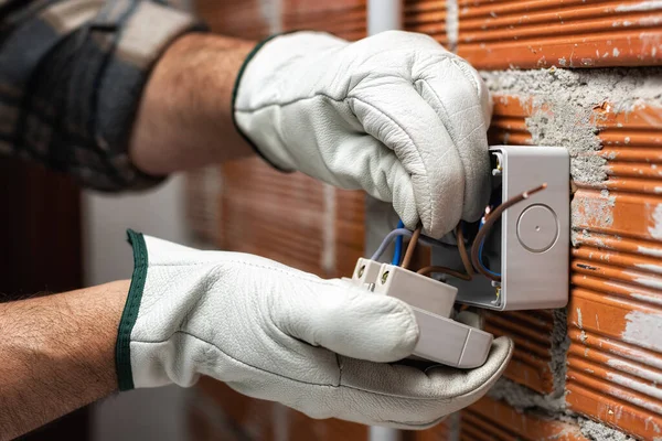 Elektricien Het Werk Plaatst Elektrische Kabel Klem Van Een Stroomonderbreker — Stockfoto