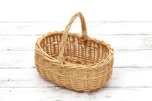 Empty Rattan Basket White Wooden Table — Stock Photo, Image