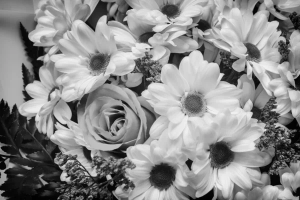 Hermoso Crisantemo Blanco Ramo Entre Otras Flores Presentado Primer Plano —  Fotos de Stock