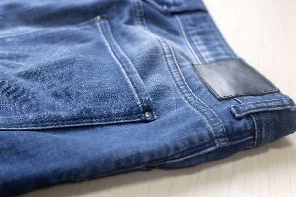 Fragment Van Blauwe Denim Broek Met Een Achterzak Een Lichte — Stockfoto