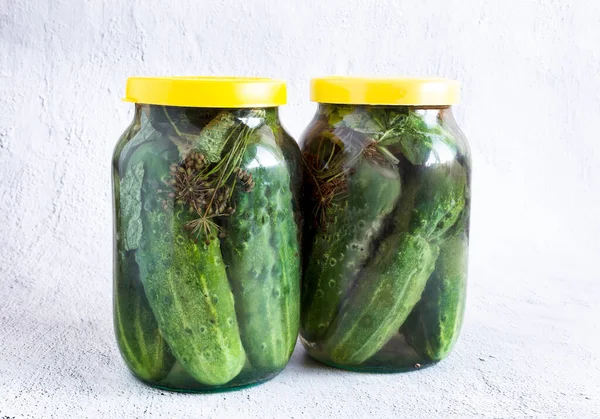 Bocaux Avec Des Concombres Marinés Concombre Sur Fond Blanc — Photo