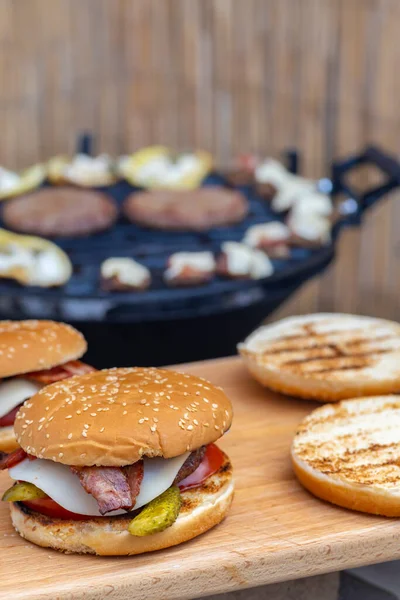 Νόστιμο Burger Κρέας Και Λαχανικά Ξύλινο Τραπέζι — Φωτογραφία Αρχείου