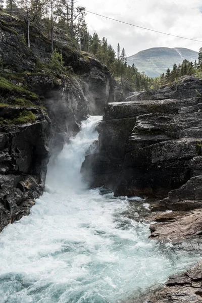 Schöner Wasserfall Den Bergen — Stockfoto