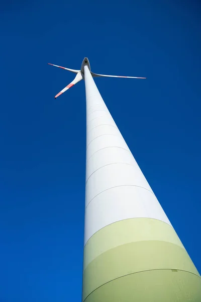 Turbina Wiatrowa Błękitnym Niebie — Zdjęcie stockowe