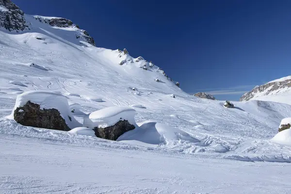Neve Brilhante Forma Ondas Lisas Pedras Inclinação Dolomites Disparado Sob — Fotografia de Stock
