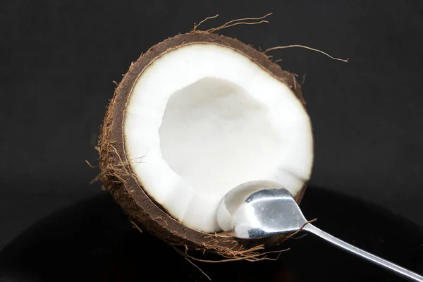 Een Halve Kokosnoot Met Pulp Een Dessertlepel Een Grijze Achtergrond — Stockfoto