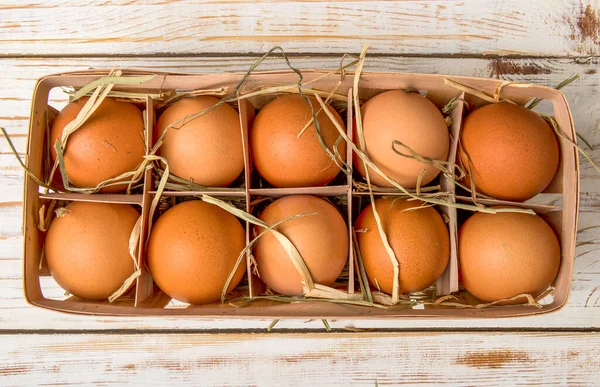 Eieren Een Mand Een Houten Ondergrond — Stockfoto