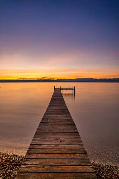 湖の上の木製の桟橋 — ストック写真