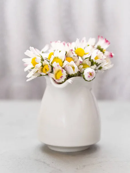 Bannière Verticale Avec Des Fleurs Marguerite Dans Vase Sur Gris — Photo