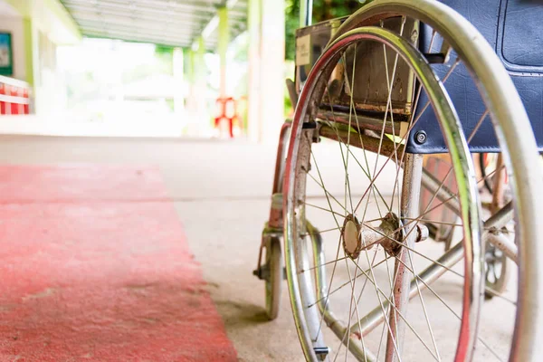 Крупним Планом Порожні Інвалідні Візки Лікарні Припарковані Обслуговування Фізичних Пацієнтів — стокове фото
