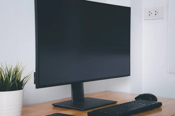 Computer Monitor Met Wit Leeg Scherm Het Bureau Met Draadloze — Stockfoto