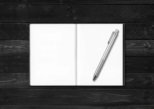 Blanco Open Notebook Pen Mockup Geïsoleerd Zwart Hout Achtergrond — Stockfoto