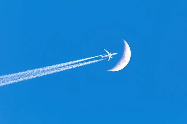 Avión Pasajeros Avión Pasajeros Pasa Cerca Luna Explora Nueva Frontera — Foto de Stock