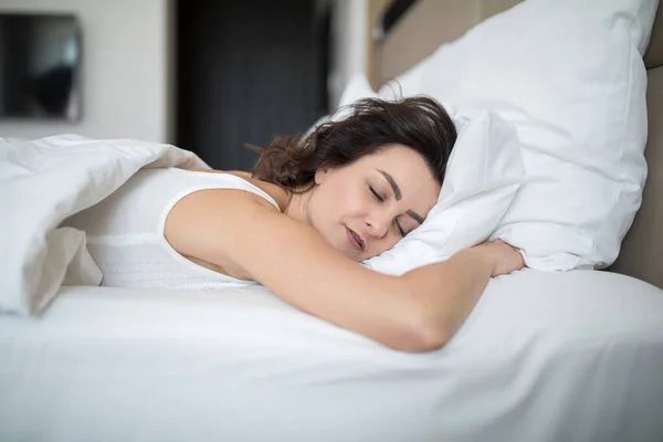Красивая Молодая Женщина Спящая Утром Постели — стоковое фото