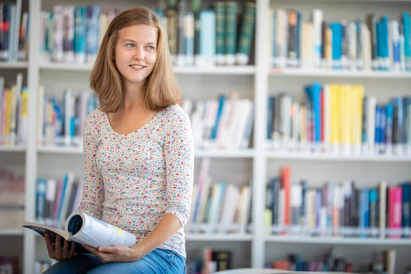 Linda Mujer Universitaria Estudiante Secundaria Con Libros Biblioteca — Foto de Stock