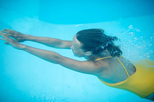 Linda Jovem Mulher Uma Piscina Pulando Mergulhando Debaixo Água Divertindo — Fotografia de Stock