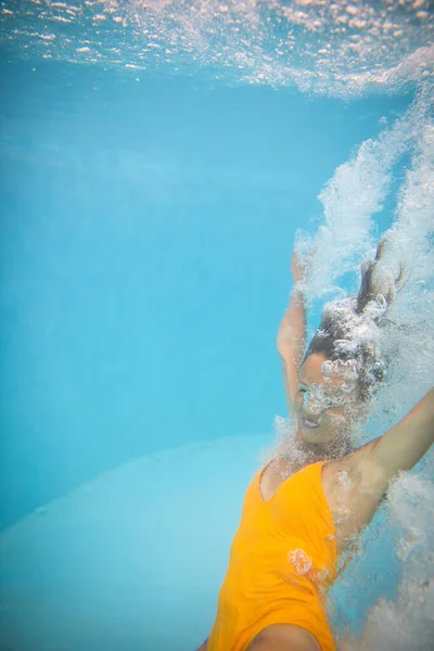 Linda Jovem Mulher Uma Piscina Pulando Mergulhando Debaixo Água Divertindo — Fotografia de Stock