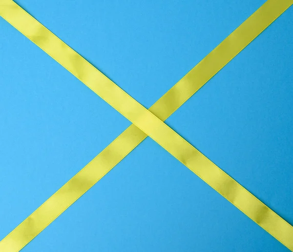 Gelbes Seidenband Auf Blauem Hintergrund Ansicht Von Oben — Stockfoto