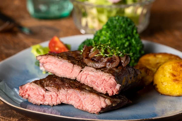 Hovězí Steak Zeleninou Kořením Dřevěném Stole — Stock fotografie