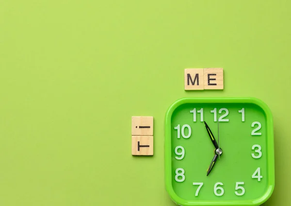 Reloj Despertador Verde Cuadrado Sobre Fondo Verde Tiempo Inscripción Bloques — Foto de Stock