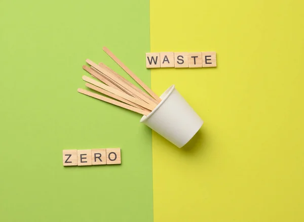 使い捨て紙コップと木の攪拌棒ゼロ廃棄物のレタリングフラットレイ — ストック写真