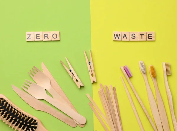 歯ブラシ 布や緑の背景に他の木製のアイテム トップビュー ゼロ廃棄物 — ストック写真