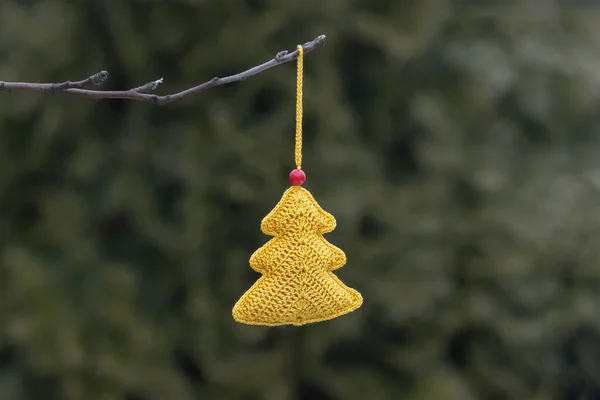 Χριστουγεννιάτικο Δέντρο Πλεκτό Από Κίτρινες Κλωστές Κρεμασμένο Κλαδί — Φωτογραφία Αρχείου