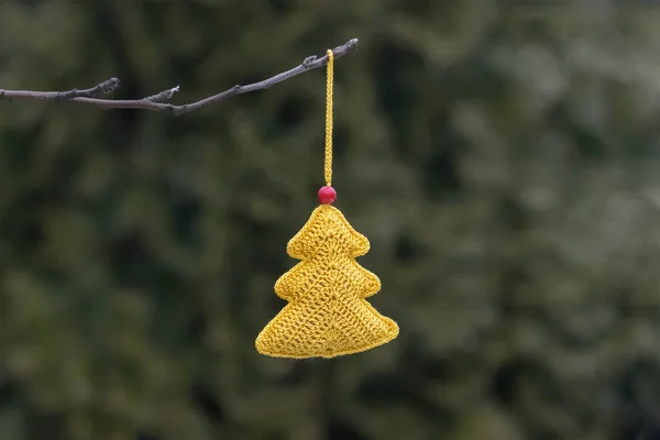 Albero Natale Lavorato Maglia Fili Gialli Appeso Ramo — Foto Stock