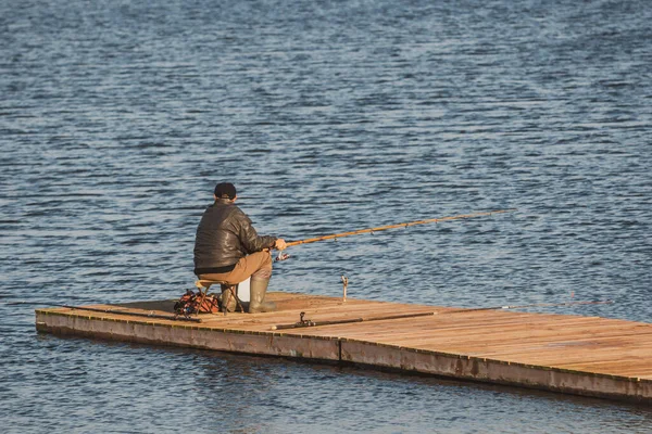 Hombre Pescando Lago —  Fotos de Stock