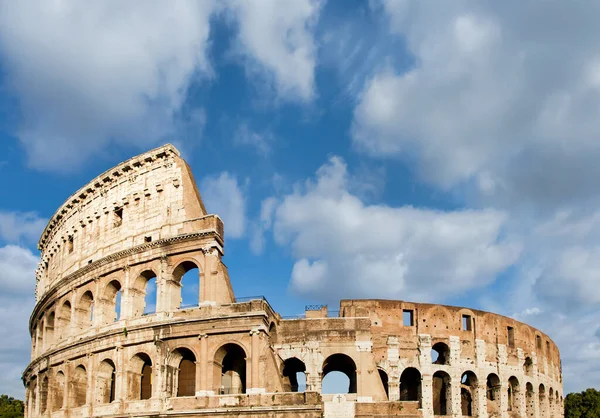 意大利 具有蓝天背景和云彩的竞技场 Colosseo 外部拱门拱形构造 — 图库照片