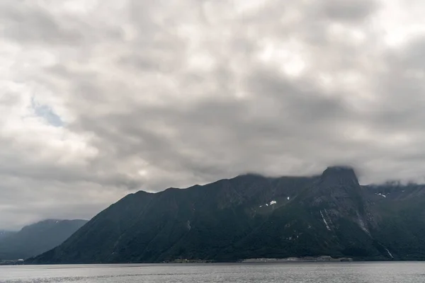 恩达拉斯市附近的Romsdalfjord — 图库照片