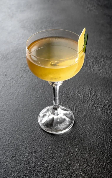 Glas Whisky Med Citron Och Isbitar Svart Bakgrund — Stockfoto