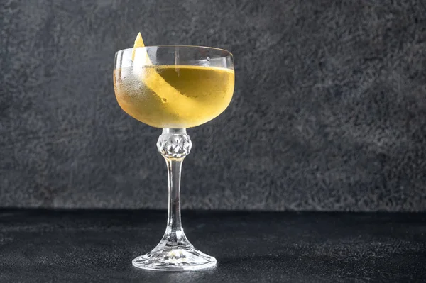 Glas Champagne Met Een Kaars Een Donkere Achtergrond — Stockfoto