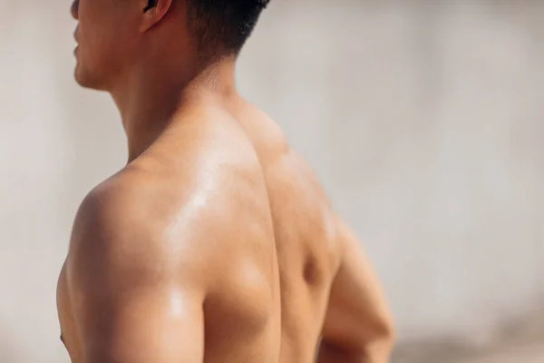 Joven Con Cuerpo Musculoso Playa —  Fotos de Stock