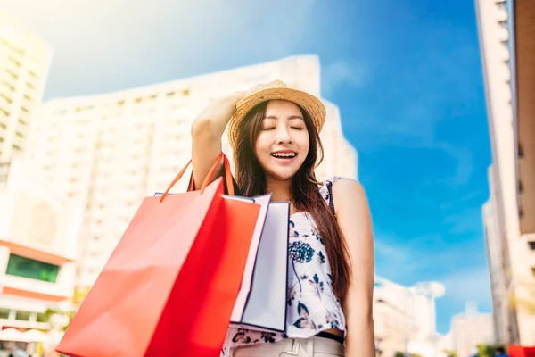 Ung Charmig Asiatisk Kvinna Med Shoppingväskor Gatan — Stockfoto
