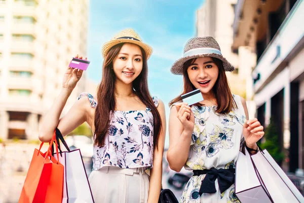 가방을 거리에서 카드를 자랑하는 아름다운 소녀들 — 스톡 사진