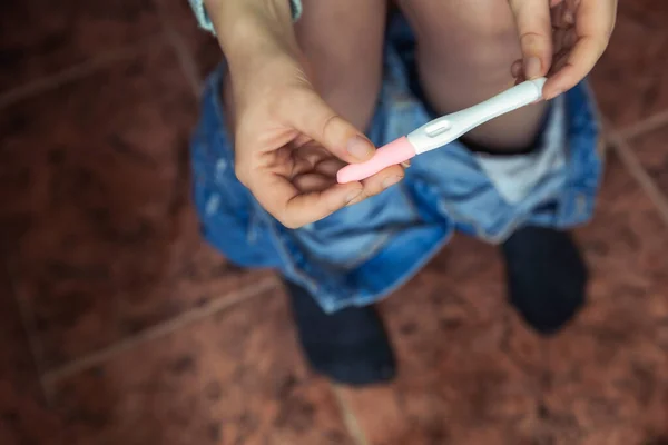 Jovem Verificando Resultados Teste Gravidez Banheiro Close Nova Vida Família — Fotografia de Stock
