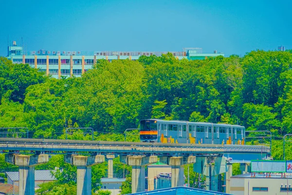 Tama Monorail和新鲜的绿色 射击地点 东京平野市 — 图库照片