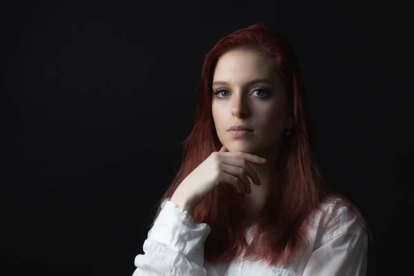 Baixo Retrato Chave Bela Mulher Jovem Pensativo Olhando Para Câmera — Fotografia de Stock