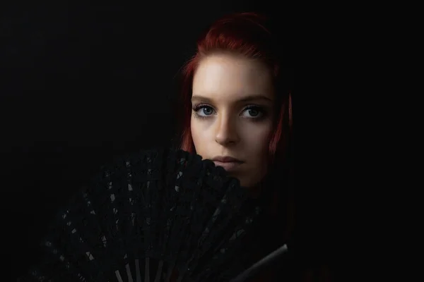 Retrato Mujer Joven Hermosa Escondiendo Cara Detrás Del Ventilador Horizontalmente — Foto de Stock