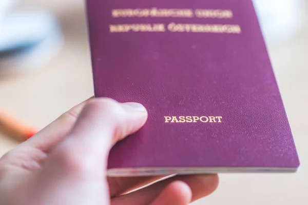 Zbliżenie Ręki Mężczyzny Trzymającego Paszport Flagą Świata — Zdjęcie stockowe