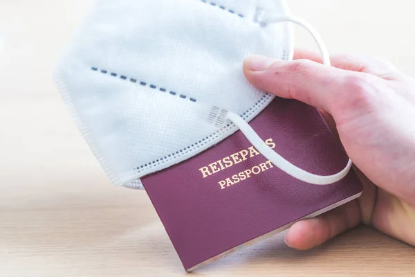 Крупный План Лица Держащего Паспорт Красной Лентой Белом Фоне — стоковое фото