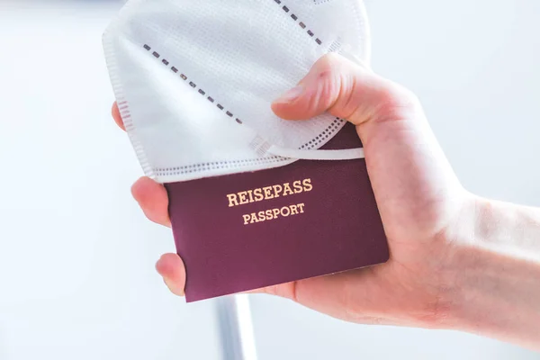 Nahaufnahme Einer Person Besitz Eines Passes Mit Einer Flagge Der — Stockfoto