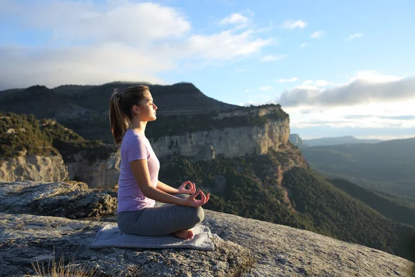 Perfil Una Mujer Haciendo Yoga Cima Acantilado Montaña —  Fotos de Stock