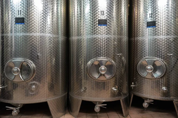 ワインセラーは ガラス瓶や樽の中のワインの貯蔵室として機能します ワインの発酵と除去は 木製の樽やステンレスタンクで行われます これらの細胞は通常完全に地下に位置しています 彼らはしばしば周囲の土壌と直接接触していますこれはワインの貯蔵気候を改善することを意図しています — ストック写真