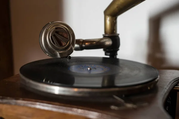 Stary Gramofon Płytą Winylową — Zdjęcie stockowe