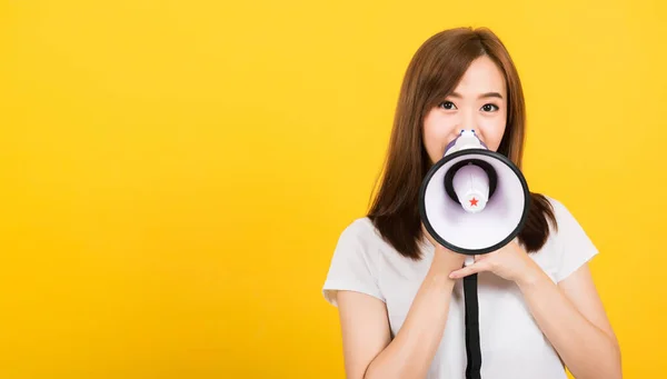 Asyalı Mutlu Portre Güzel Güzel Genç Kız Anonslar Yapıyor Megafonla — Stok fotoğraf