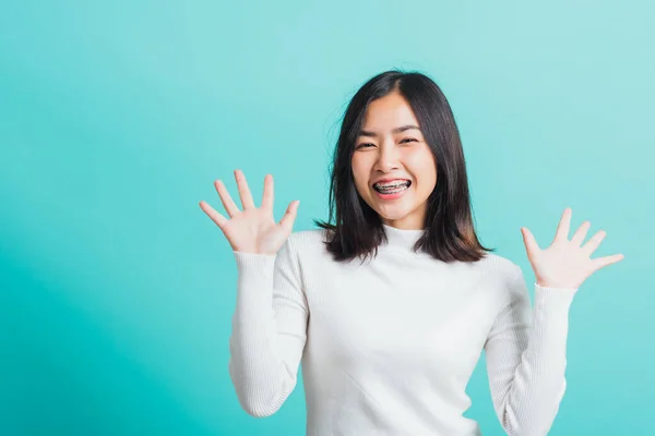 Jong Mooi Aziatisch Vrouw Vrolijk Glimlachen Make Tonen Open Handen — Stockfoto