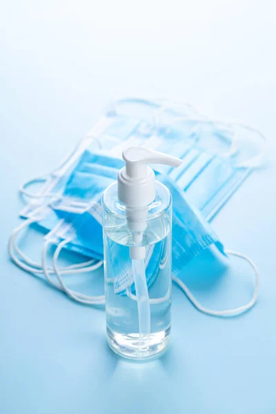 Coronavirus Prävention Händedesinfektionsmittel Und Medizinische Gesichtsmaske Händedesinfektionsgel Pumpflasche Auf Blauem — Stockfoto