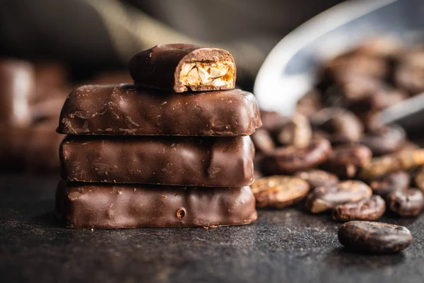 Barras Chocolate Com Recheio Nozes Grãos Cacau Mesa Preta — Fotografia de Stock